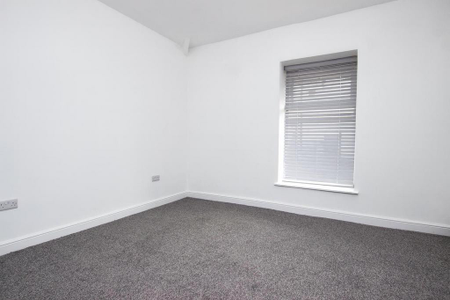 3 bedroom end of terrace house to rent - Photo 2