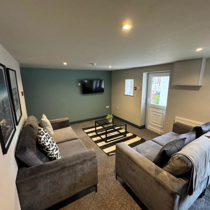 Cobden Terrace (ROOM 5), Farnley, Leeds - Photo 1