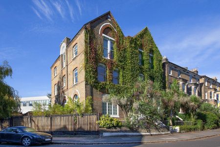 2 bedroom flat in Clapham - Photo 3