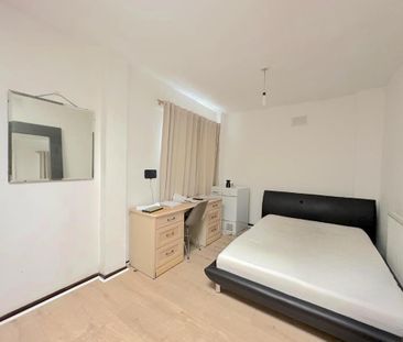 The Glen, Southall - Photo 4