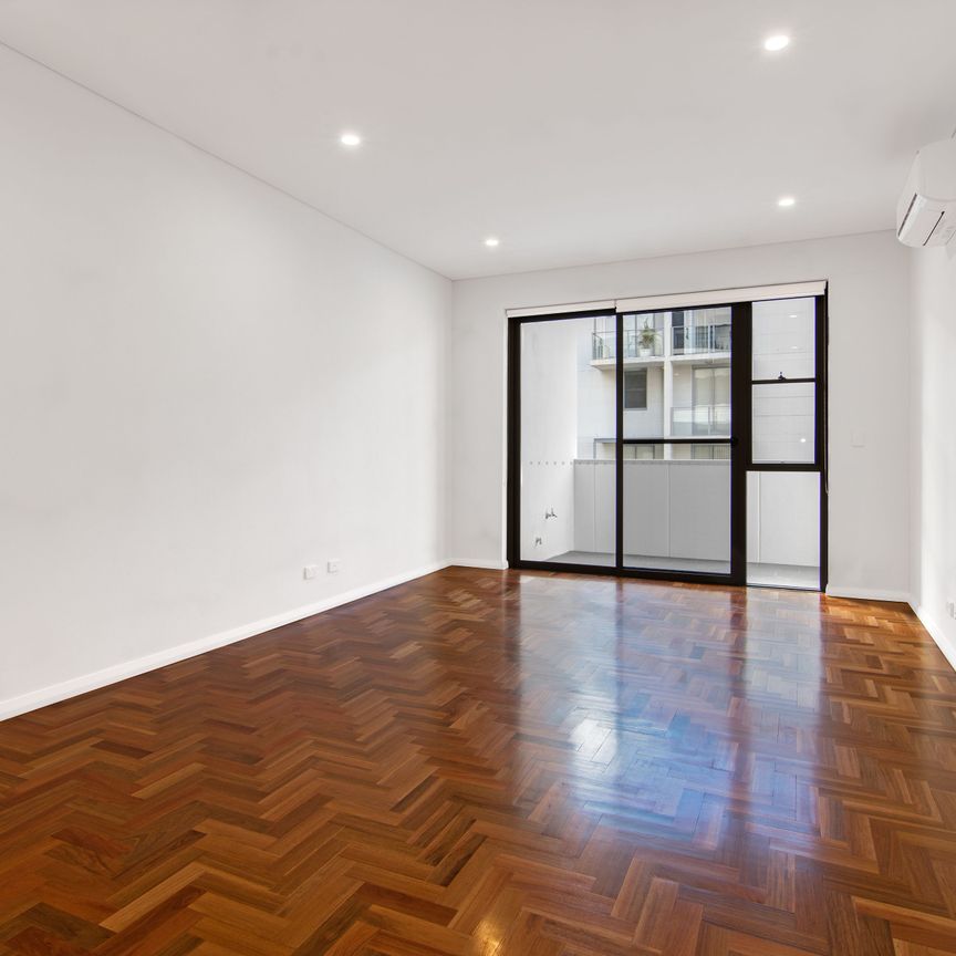 MAROUBRA JUNCTION - 2 BED - 2 BATH APARTMENT + TIMBER PARQUETRY FLOOR - Photo 1