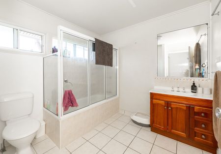 NEAT AND TIDY TWO BEDROOM HOME IN KIRWAN! - Photo 2