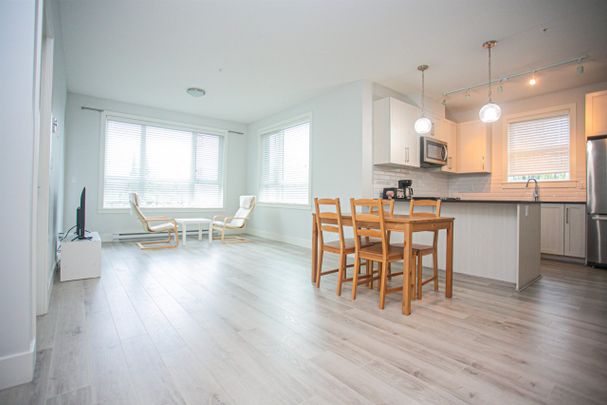 South Point Walk - Bright & Spacious Corner Unit 2 Bedroom/ 2 Bathroom/Den - Photo 1