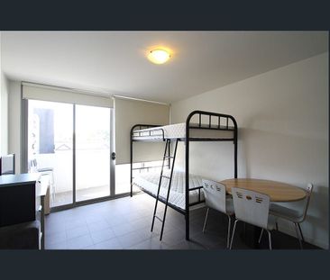 Modern Studio with Balcony & Air-Con in Vibrant Redfern - Photo 3