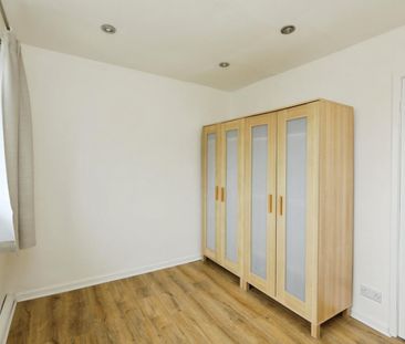 2 bedroom Flat To Let - Photo 4