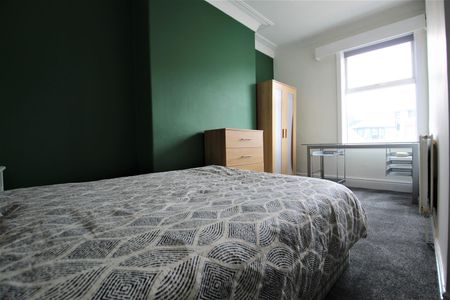 St Michaels Terrace, Headingley, Leeds, LS6 3BQ - Photo 2