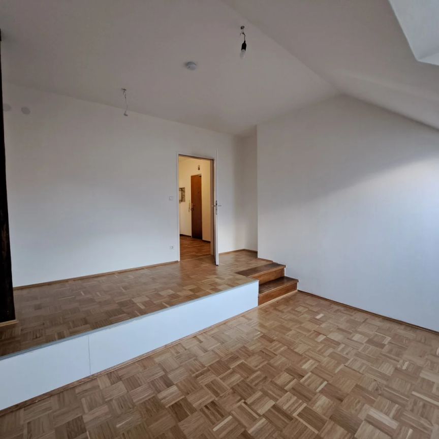Dachgeschoßwohnung im Altbau: Erstbezug nach Sanierung mit Balkon und Einbauküche! - Photo 1