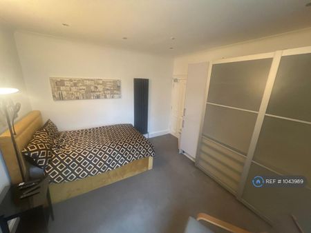 1 bedroom in a flat share to rent - Photo 3