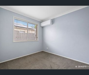 Charming Crestmead Opportunity Awaits - Photo 3