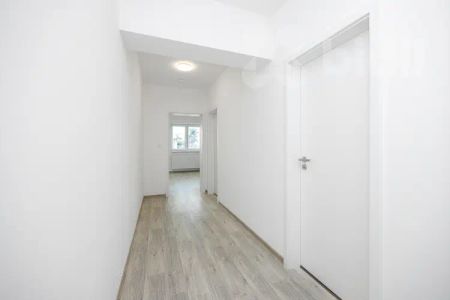 Prostorný byt 2+kk v novostavbě - balkon, sklep a centrum na dosah, 58 m - Фото 2