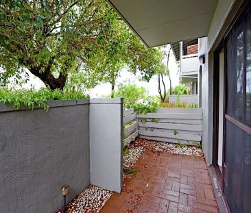 Charming 2-Bedroom Ground Floor Unit with Private Courtyard - Photo 6