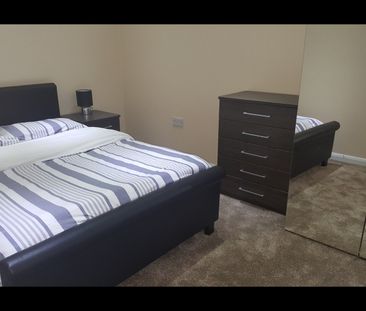 1 Bed Flat, Headley Drive, IG2 - Photo 3
