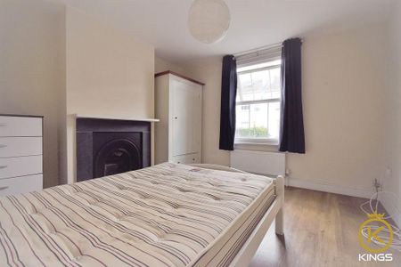 5 bedroom end of terrace house to rent - Photo 2