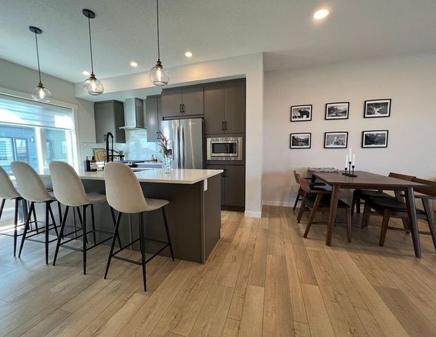 Beautiful New Townhouse in Northwest Calgary. Furnished & all utilities included | 706 Greenbriar Common Northwest, Calgary - Photo 1