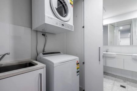 Fully Furnished Executive Apartment with Lake Views - Photo 4