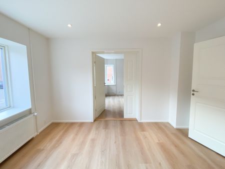 Totalrenoveret lejlighed med flot finish og klassisk planløsning - Photo 2