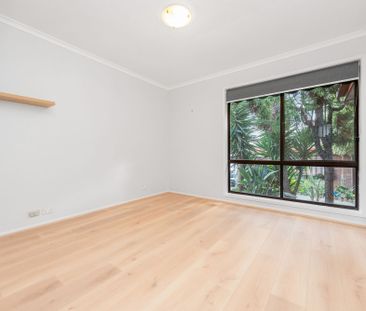 Stylish Refurbished Villa with Spacious Open Plan Living - Photo 3