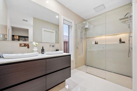 Stunning Family Home in Unbeatable Location! - Photo 3