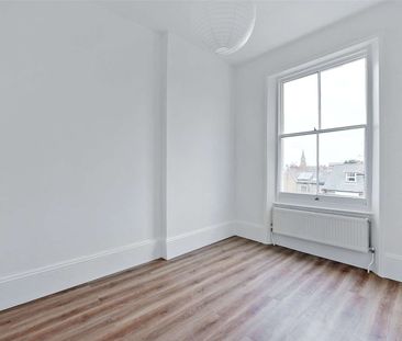 A spacious and light two bedroom apartment with wonderful high ceil... - Photo 5