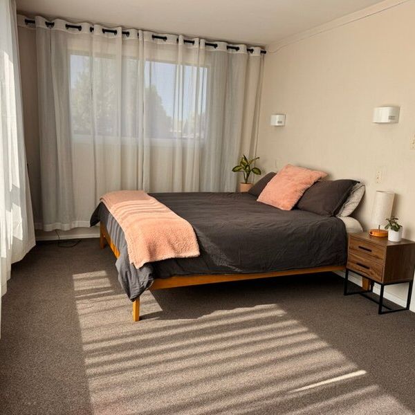 4 bedroom family home with a pool! - Photo 1