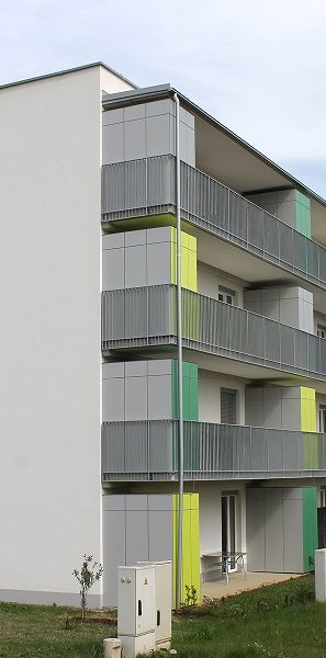RIESENBALKON - Helle 3-Zimmer-Wohnung mit Einbauküche, Mega-Balkon und Carportparkplatz - Photo 1