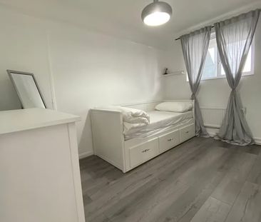2 Bed Flat, Wyclif Court, EC1V - Photo 6