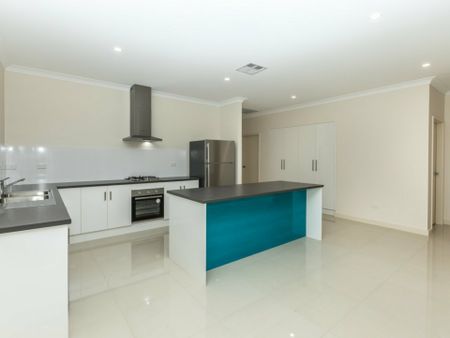4 BEDROOM, 2 BATHROOM HOUSE IN MOUNT JOHNS - STYLISH AND MODERN - Photo 3