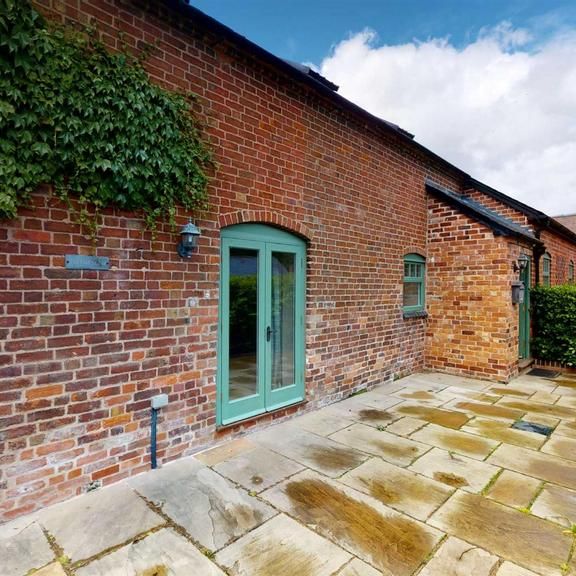 2 bedroom barn conversion to rent - Photo 1