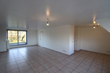 Een ruim appartement van 148m² met terras en 2 autostaanplaatsen. - Photo 5