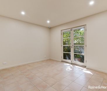 Prestigious 2 Bedroom Townhouse in Kensington! - Photo 1