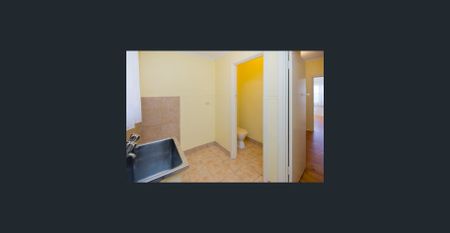 Cute & Comfortable 3 bedroom semi home - Photo 3