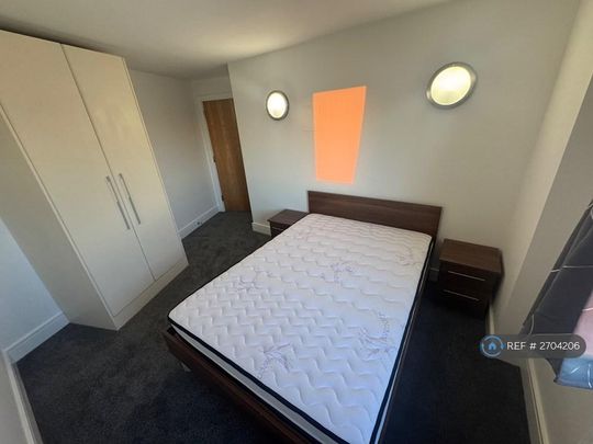 1 bedroom in a flat share to rent - Photo 1
