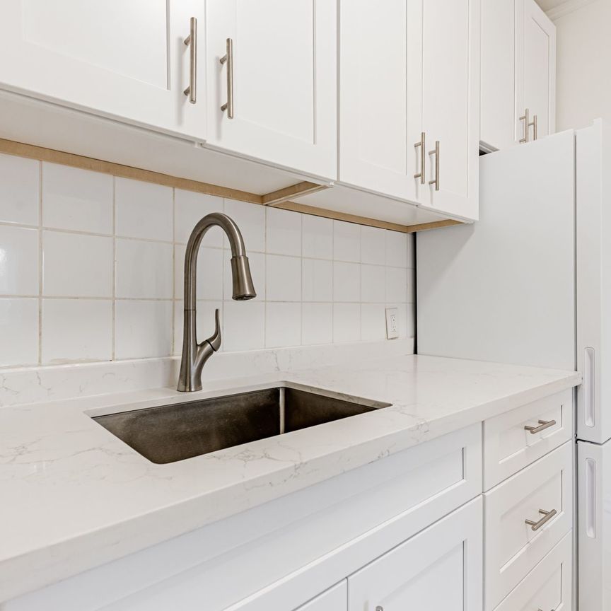 For Lease - 347 Walmer Road Unit# 2nd Floor Unit 3, Toronto, Ontario - Photo 1