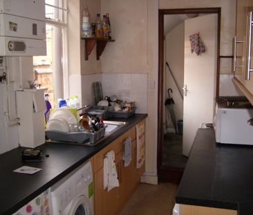 Terraced house for 4 students in Clarendon Park area of Leicester - Photo 2
