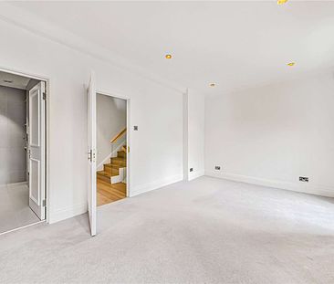 5 bedroom townhouse in the heart of St Johns Wood with off street parking - Photo 1