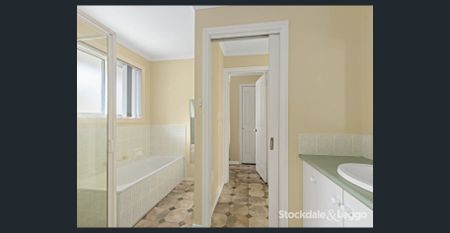 Comfortable Three-Bedroom Home with Spacious Living - Photo 5