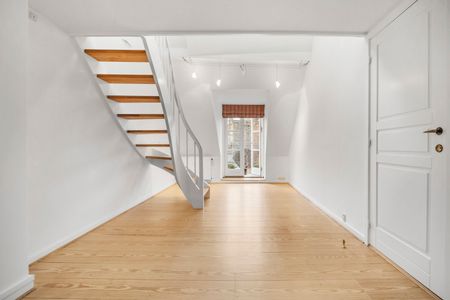 Lejlighed i to plan øverst i ejendommen med privat tagterrasse - Foto 3