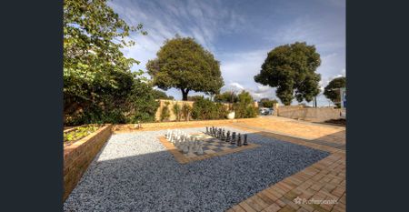 Funky 2-Bed, 2-Bath Home on Huge 1,012m² Block - Photo 2