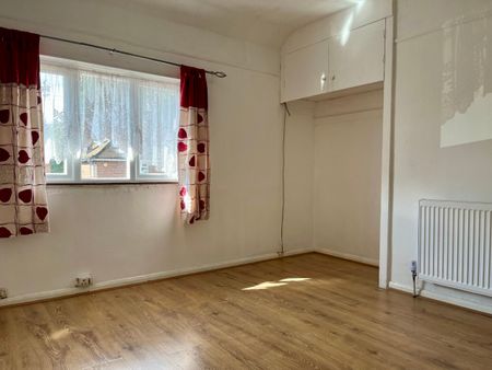 Almond Avenue , West Drayton - Photo 3