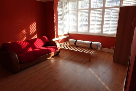 Room in a Shared House, Blenheim Avenue, IG2 - Photo 3