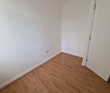 4 bedroom semi-detached house to rent - Photo 6