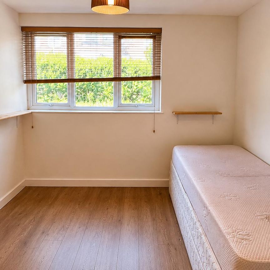 Redcar Road, Romford RM3, London - Photo 1
