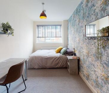 4 bedroom flat to rent - Photo 1