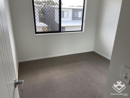 3 BEDROOM TOWNHOUSE - Double Garage, Air Cons, Pets Welcome - Photo 4