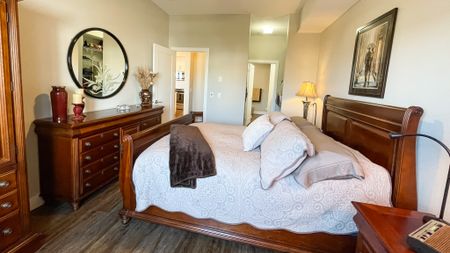 Exquisite Furnished 1 Bed + Den Condo With Stunning Views. - Photo 3