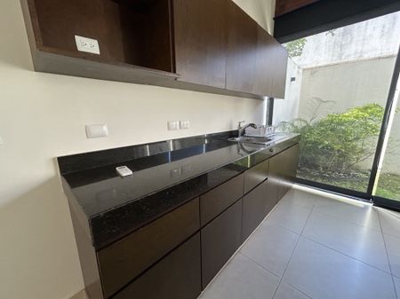 Townhouse de 2 recámaras, sin amueblar, en Montebello. - Photo 4