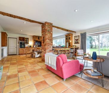 A stunning, detached, house in the favoured village of Itchenor wit... - Photo 1