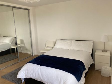 3 bedroom flat to rent - Photo 4