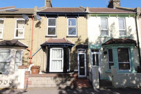 3 bedroom terraced house to rent - Photo 3