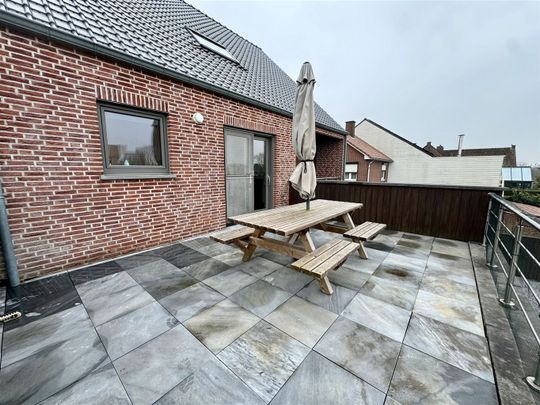 Prachtig duplex-appartement met 3 ruime slaapkamers, groot terras en aparte garage, rustig gelegen nabij het centrum van Maaseik. - Photo 1